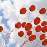 Gökteki kırmızı balon