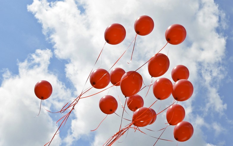 Gökteki kırmızı balon